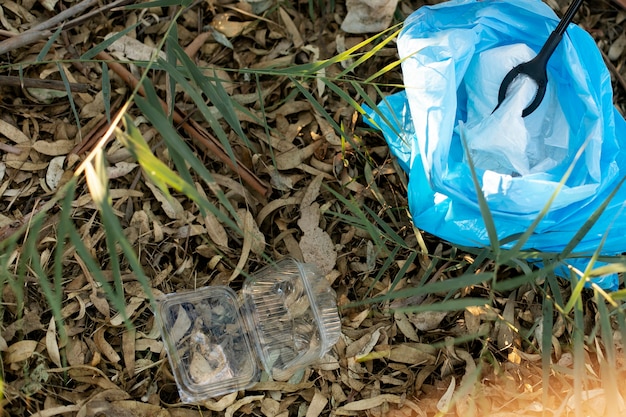 Bolsa de basura y paquete de plástico en el suelo