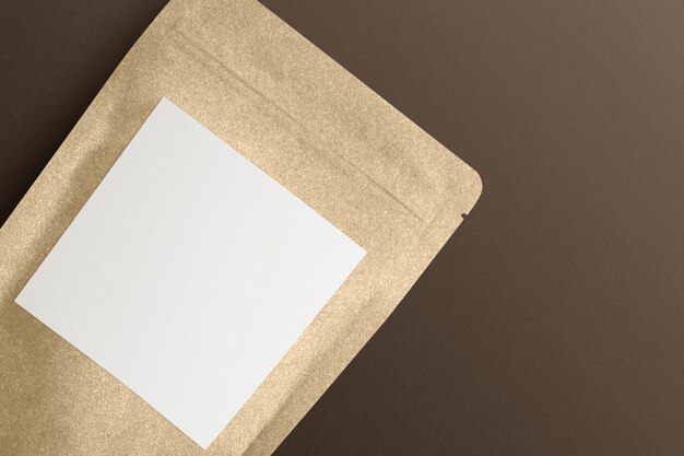 Bolsa de café en grano y vaso de papel