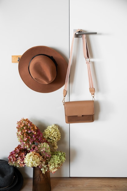 Foto gratuita bolsa colgada de un mueble en el interior