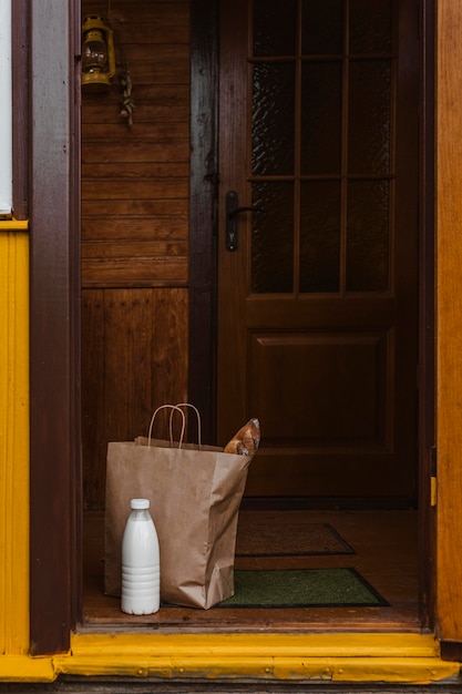 Bolsa de comida y botella de leche sobre tapete