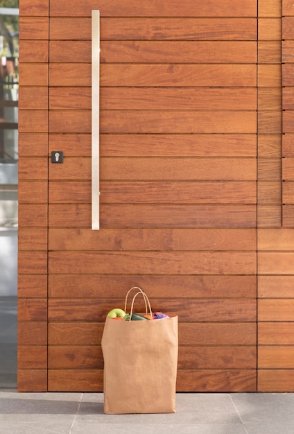 Bolsa de comida entregada en la puerta de una persona.