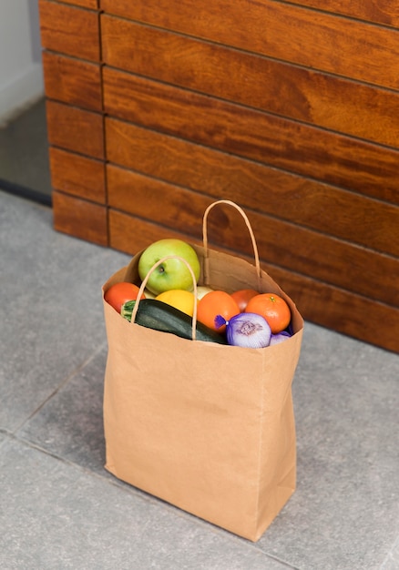 Bolsa de comida entregada en la puerta de una persona.