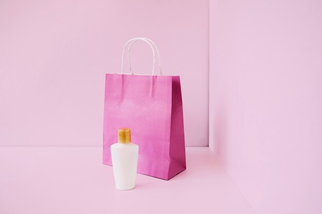 Bolsa de compras y botella de plástico de producto de belleza