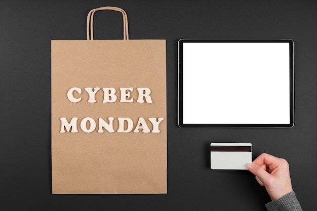 Bolsa de compras cyber monday con tableta blanca