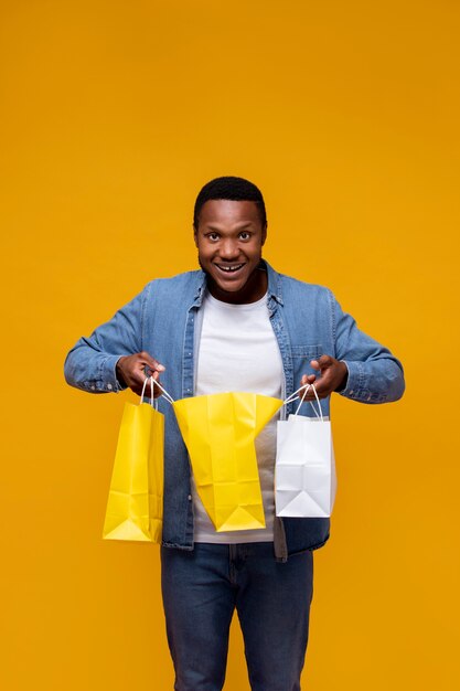 Bolsa de control de hombre sonriente de tiro medio