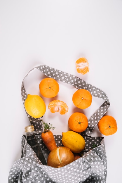 Foto gratuita bolsa ecológica con comida saludable