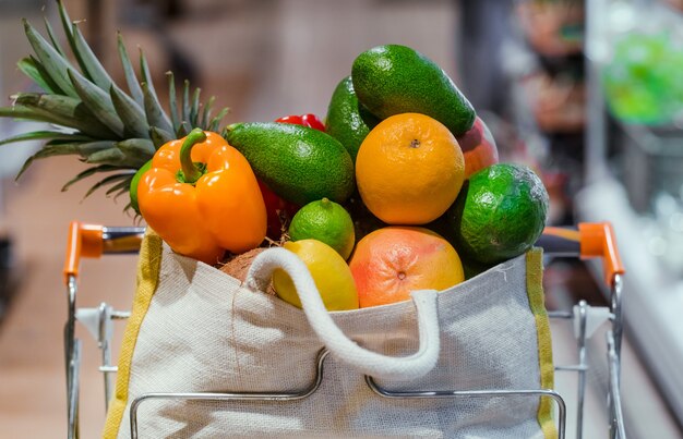 Bolsa ecológica con diferentes frutas y verduras. Compras en el supermercado.