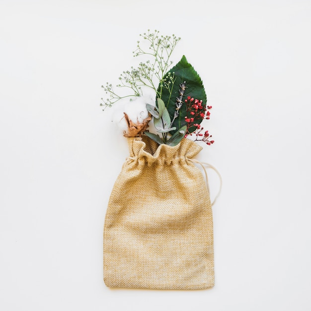 Foto gratuita bolsa con elementos botánicos