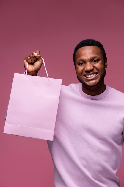 Foto gratuita bolsa de explotación de hombre sonriente de tiro medio