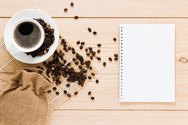 Bolsa con granos de café y maqueta de cuaderno