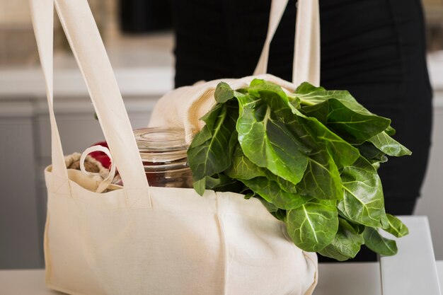 Bolsa orgánica de primer plano con verduras frescas