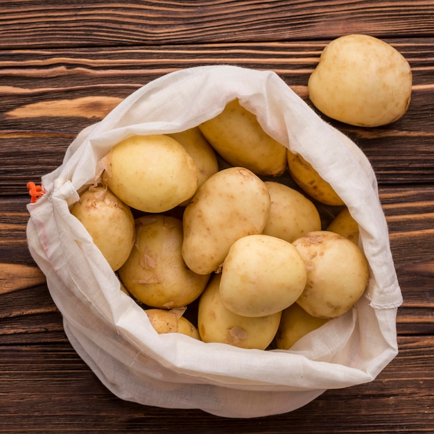 Foto gratuita bolsa con papas en el piso