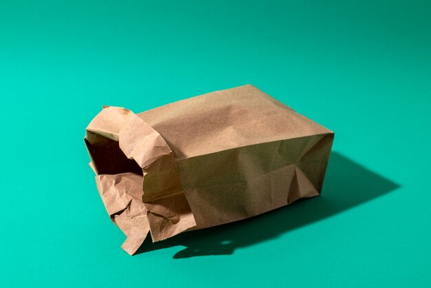 Bolsa de papel de alto ángulo sobre fondo verde