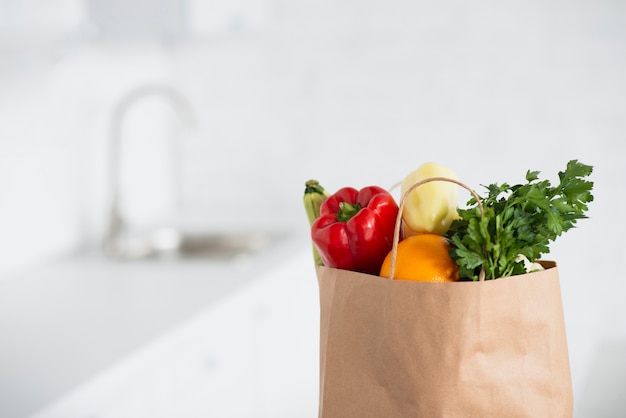 Foto gratuita bolsa de papel llena de deliciosas verduras.