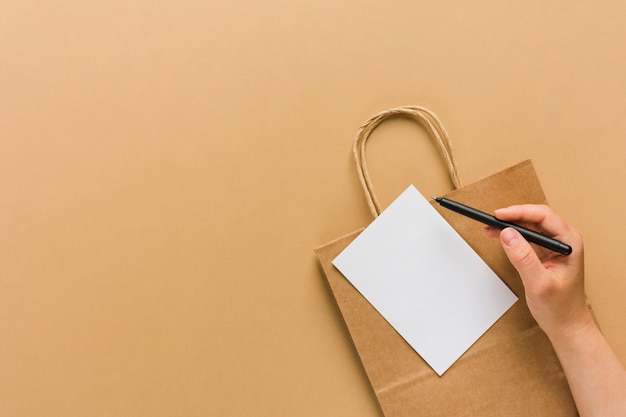 Bolsa de papel con papel en blanco