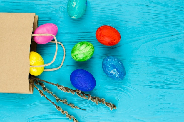 Bolsa de papel con sauce cerca de los huevos