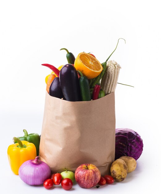 Bolsa de papel con verduras