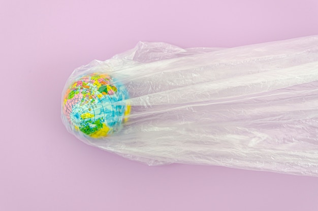 Bolsa de plástico con planeta tierra adentro