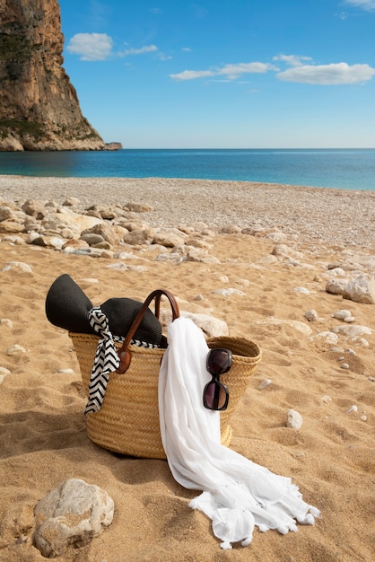 Foto gratuita bolsa de playa con esenciales bodegón