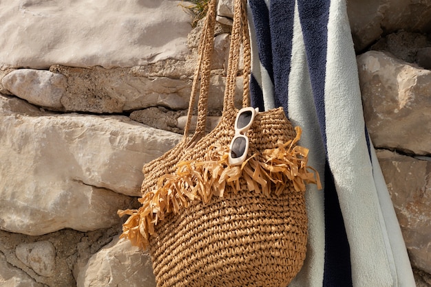 Foto gratuita bolsa de playa con esenciales bodegón