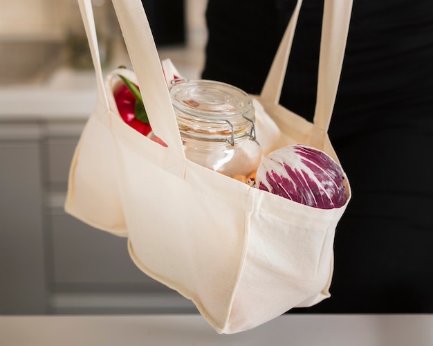 Bolsa de primer plano con comestibles frescos