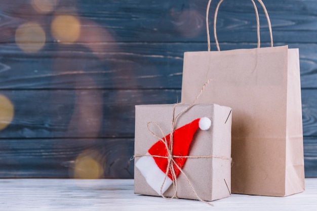 Bolsa de regalo pequeña con caja de regalo.