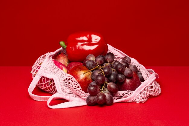 Bolsa de rejilla con manzanas y uvas