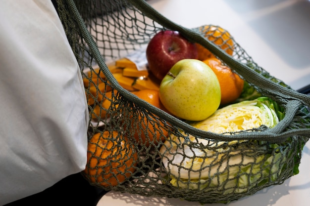 Foto gratuita bolsa de tela de alto ángulo con frutas frescas.