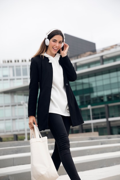 Foto gratuita bolsa de transporte de mujer feliz de tiro medio