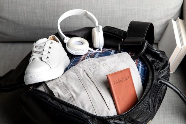 Bolsa de viaje con zapatillas y cartera en pantalón