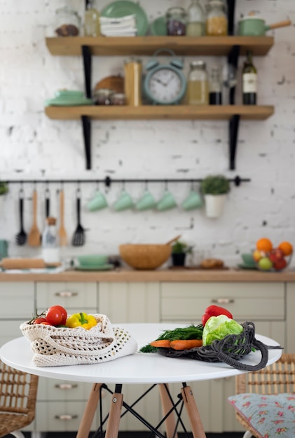 Bolsas de alto ángulo con verduras en la cocina.