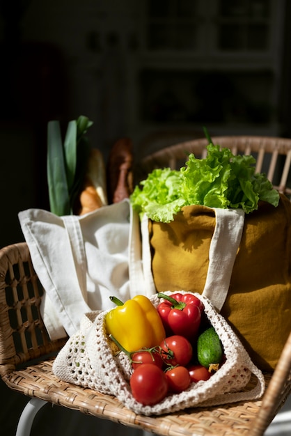 Bolsas de alto ángulo con verduras en silla.