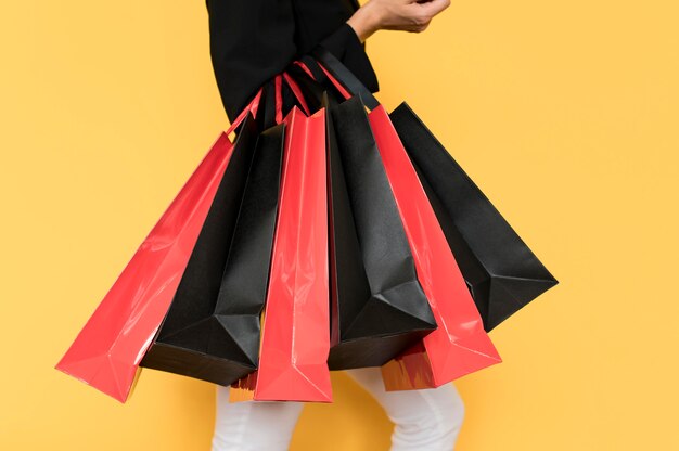 Bolsas de compras rojas y negras para las rebajas del viernes negro.