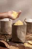 Foto gratuita bolsas de ingredientes llenas de harina
