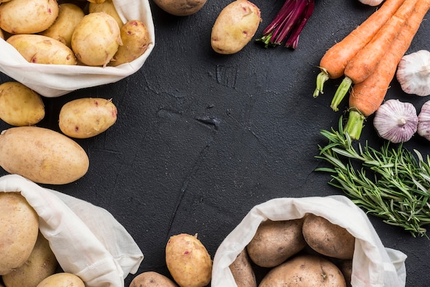 Foto gratuita bolsas con papas y otras verduras.