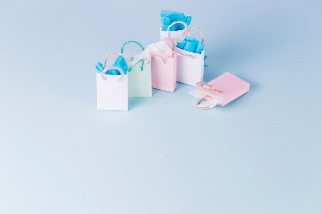 Bolsas de papel de colores aislados sobre fondo azul