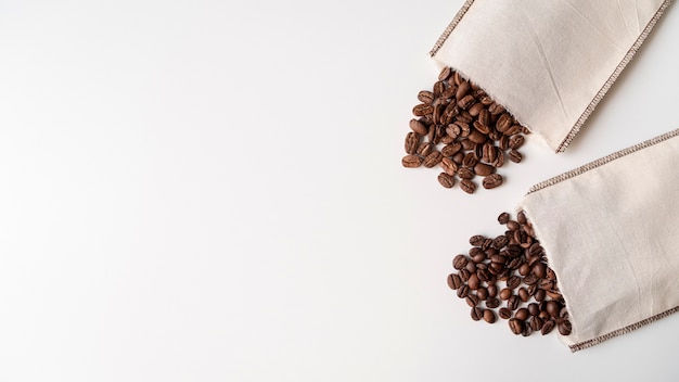 Bolsas de papel con granos de café de superficie blanca