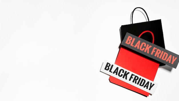 Bolsas de papel con signos de Black Friday