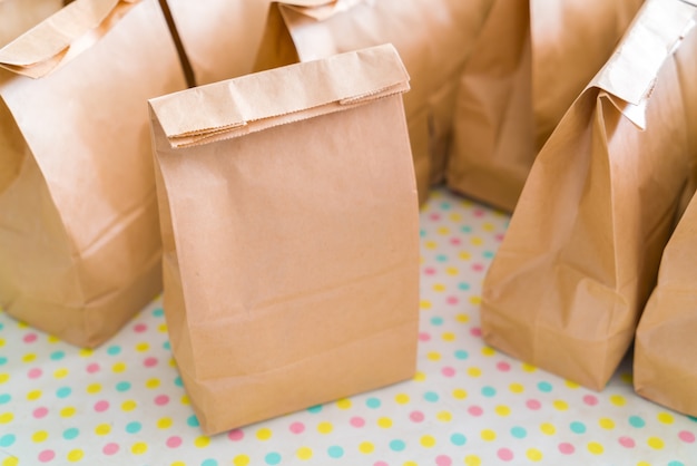 Foto gratuita bolsas de papel sobre la mesa.