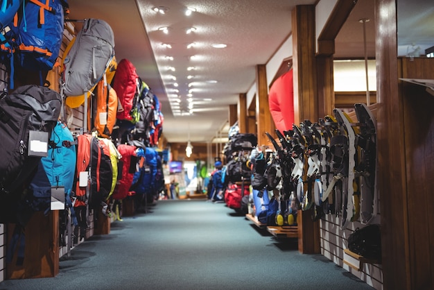 Foto gratuita bolsas en rack en tienda