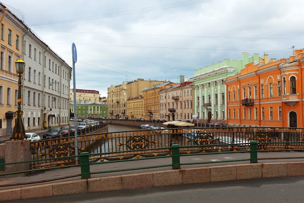 Bolshoi Koniushennyi puente a través de Moyka
