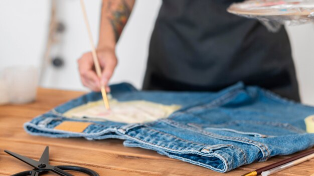 Bolsillo de pantalones cortos de pintura a mano de primer plano