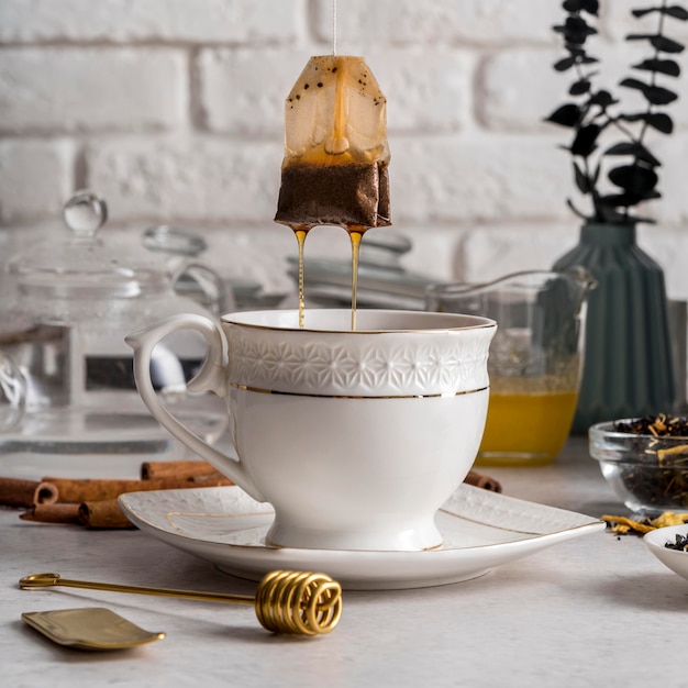 Foto gratuita bolsita de té retirada de la taza