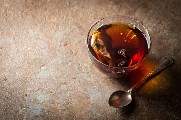 Bolsita de té en una taza de cristal