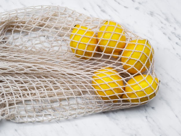 Foto gratuita bolso de algodón alto ángulo con limones