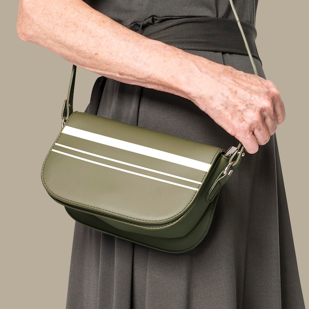 Bolso bandolera de mujer de cuero verde con rayas de cerca