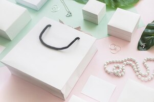 Foto gratuita bolso de compras blanco y cajas de regalo con joyas en colores de fondo