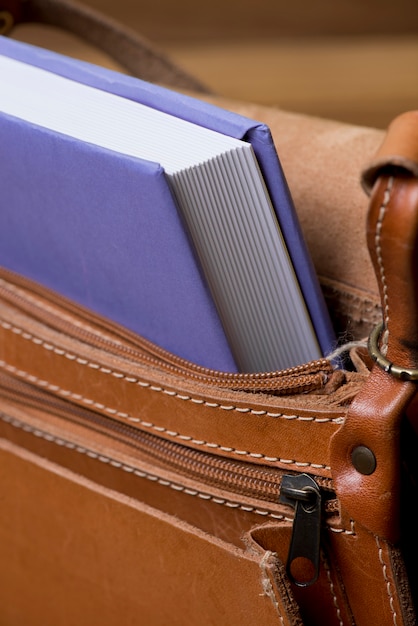 Foto gratuita bolso de cuero con libro