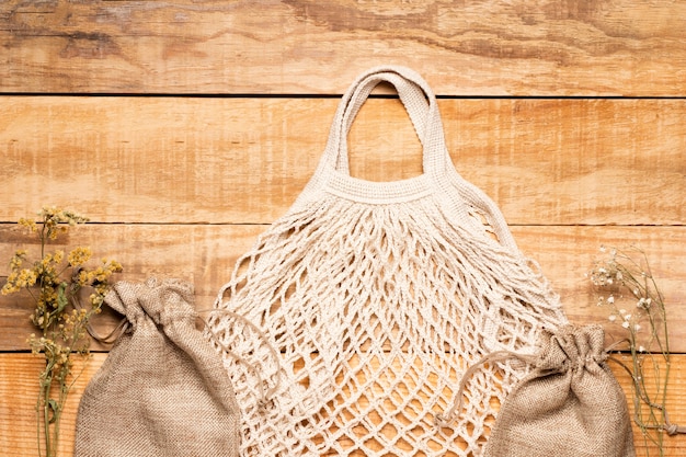 Foto gratuita bolso ecológico blanco sobre fondo de madera