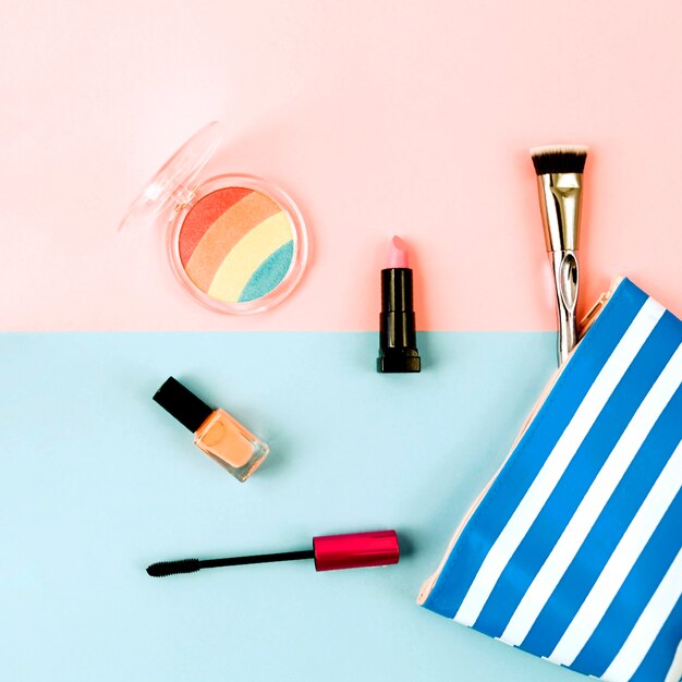 Bolso de maquillaje con cosméticos